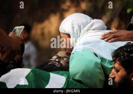 Pulwama, Inde. 28 mai, 2017. Bisous Relative inconnue le corps du Hizbul Mujahideen rebel Subzar Ratsuna ah Bhat au village, tral dans Pulwama, au sud de Srinagar Subzar Ahmed, âgé de 30 ans, et un adolescent Faizan Ahmed étaient le défunt dans la nuit longue rencontre. Credit : Muneeb ul Islam/Pacific Press/Alamy Live News Banque D'Images