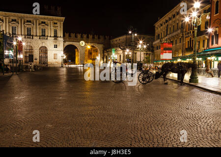 Portes médiévales dans le mur pour la Piazza Bra à Vérone dans la nuit, Veneto, Italie Banque D'Images