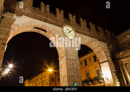 Portes médiévales dans le mur pour la Piazza Bra à Vérone dans la nuit, Veneto, Italie Banque D'Images