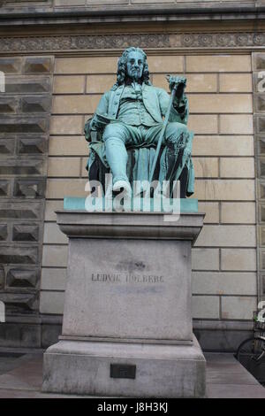La statue de l'écrivain danois / norvégien Ludvig Holberg 1684-1754 à l'extérieur du théâtre Royal à Kongens Nytorv à Copenhague. Banque D'Images