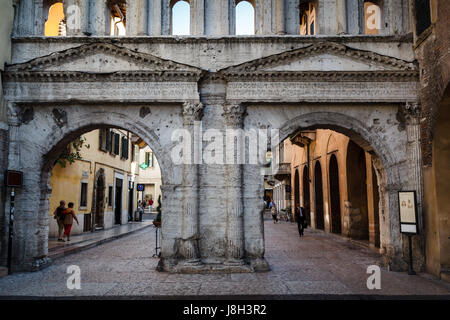 Porte romaine antique Porta Borsari à Vérone, Vénétie, Italie Banque D'Images