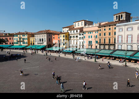 La Piazza Bra à Vérone Vue de l'ancien amphithéâtre romain, Veneto, Italie Banque D'Images