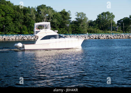Cabin Cruiser motors motors vers le lac Michigan au Muskegon river channel. Banque D'Images