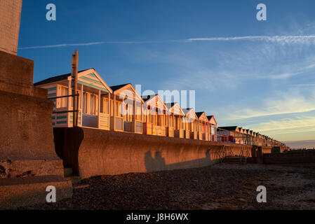 Une rangée de cabines de plage aux couleurs vives, à Southwold Banque D'Images