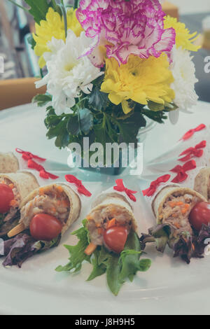 Sandwich au thon avec des tomates en salade. Banque D'Images