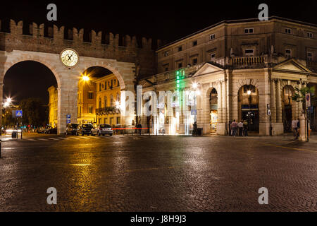 Portes médiévales dans le mur pour la Piazza Bra à Vérone dans la nuit, Veneto, Italie Banque D'Images