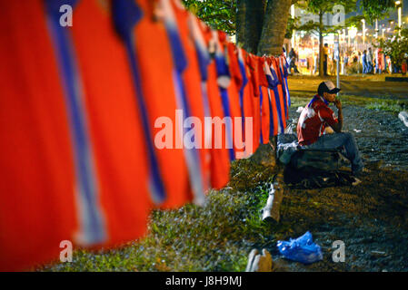 Un homme vend des chandails au Costa Rica, l'équipe nationale de soccer extérieur du stade national du pays. Banque D'Images