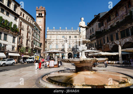 Fontaine et Statue de la Vierge sur la Piazza delle Erbe à Vérone, Vénétie, Italie Banque D'Images