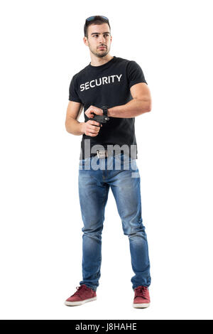 Officier de police en civil à l'altération des armes à feu. La pleine longueur du corps portrait isolé sur fond blanc studio. Banque D'Images