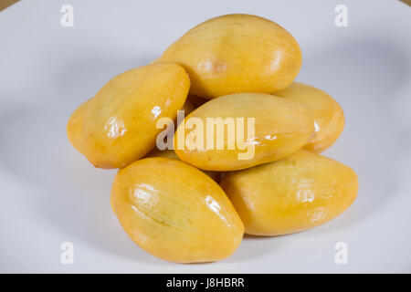 Close up of salak Salacca zalacca (fruits) à plat sur l'arrière-plan blanc bois Banque D'Images