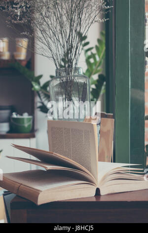 Livre ouvert sur la table de gauche Banque D'Images