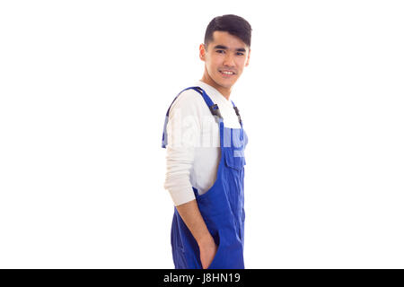 Jeune homme optimiste aux cheveux noirs portant en chemise blanche et bleu sur fond blanc ensemble en studio Banque D'Images