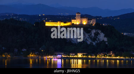 Lac Majeur nuit vue aérienne du château Rocca di Angera Banque D'Images