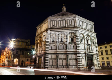 Baptestry de la cathédrale de Florence (Duomo - Basilica di Santa Maria del Fiore) dans la matinée, Toscane, Italie Banque D'Images