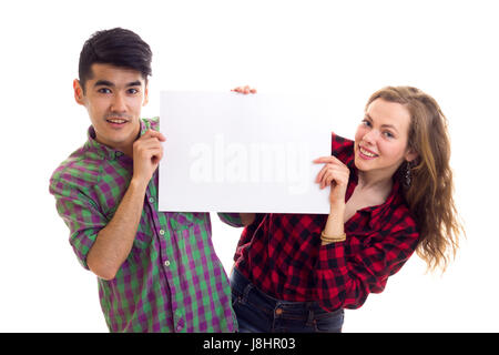 Jeune couple en chemises à carreaux holding placard Banque D'Images