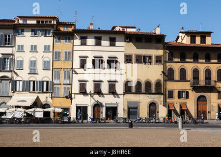 Façades de maisons colorées sur la Piazza dei Pitti à Florence, Italie Banque D'Images