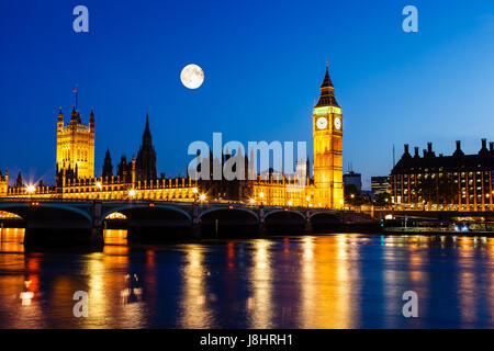 Pleine lune au-dessus de Big Ben et des chambres du Parlement, Londres, Royaume-Uni Banque D'Images