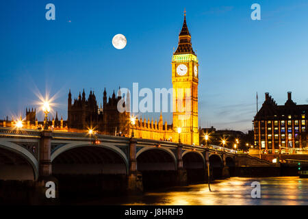 Pleine lune au-dessus de Big Ben et des chambres du Parlement, Londres, Royaume-Uni Banque D'Images