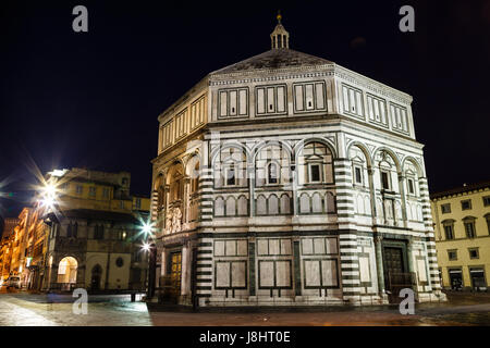 Baptestry de la cathédrale de Florence (Duomo - Basilica di Santa Maria del Fiore) dans la matinée, Toscane, Italie Banque D'Images