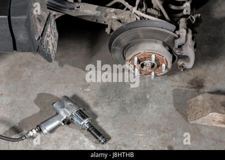 Frein à disque libre du véhicule pour réparation. tourné la roue, l'outil pour desserrer les écrous des vis internes. Banque D'Images