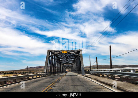 E L'ancienne route 91 pont en fer au-dessus de la gare de triage de Barstow en Californie sur l'historique Route 66 Banque D'Images