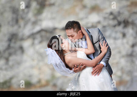 Des couples asiatiques photos de mariage pré concept de l'amour et le mariage dans la nature en plein air, sur fond des montagnes rocheuses. Banque D'Images