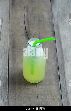 Le jus de pomme dans des bouteilles en verre sur la table en bois marbre,Concept de boisson santé jus de fruits. Banque D'Images