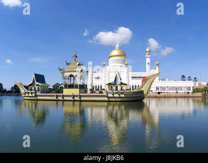 Un peu de l'architecture islamique classique au centre-ville de Bandar, Brunei, la mosquée Omar Ali Saifuddien est un hommage à Sir sultan Omar Ali Saifuddien Muda. Le Sultan, père de Sa Majesté le Sultan Hassanal Bolkiah, est considéré comme l'architecte de Brunei moderne. Ancrée dans une lagune à côté de la mosquée est une réplique d'une 16e siècle, Mahligai ou barge royale, où les cérémonies religieuses ont eu lieu au cours des années 1960 et 1970. Banque D'Images