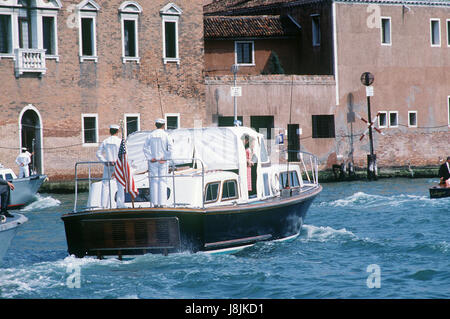 Le président Ronald Reagan et Nancy Reagan sortent de la cabine de l'élection présidentielle alors qu'elle voyage barge le long du Grand Canal. La barge est prêté par le commandant du groupe 8 de l'opérateur alors que le président est de sept pays participant à un sommet économique de Venise. Banque D'Images