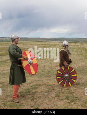 Des hommes en costumes traditionnels guerrier viking reconstitution au cours d'un combat Banque D'Images