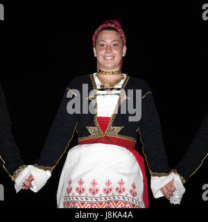 Femme grecque dansant en costume traditionnel dans la vieille ville de Chania sur l'île de Crète, Grèce Banque D'Images