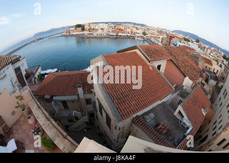 La vieille ville de Chania et le port vénitien en bord de mer, sur la Crète dans les îles grecques. Banque D'Images