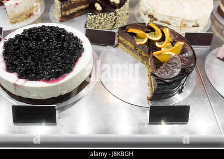 Différents types de gâteaux de pâtisserie d'affichage en verre Banque D'Images