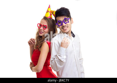 Jeune couple avec des bâtons et des chapeaux célèbre carte Banque D'Images