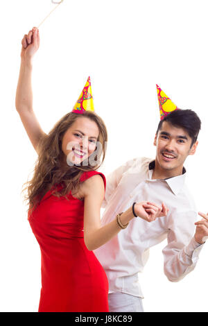 Jeune couple avec des bâtons et des chapeaux célèbre carte Banque D'Images