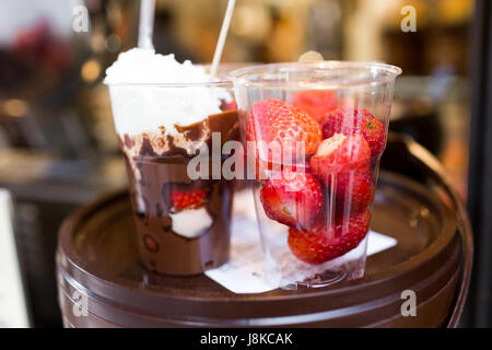 Salade de fruits disposés dans des gobelets en plastique pour la vente. réfrigérateur vitrine ou buffet. Utilisé dans les cocktails et comme garniture à la fontaine de chocolat. Selective focus Banque D'Images