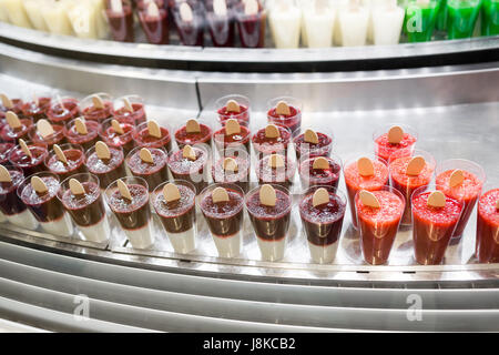 Mélange de fruits frais dans des verres en plastique sur la vitrine du marché de fruits naturels. la glace, ou des smoothies Banque D'Images