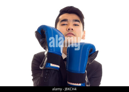 Jeune homme en costume avec des gants de boxe Banque D'Images