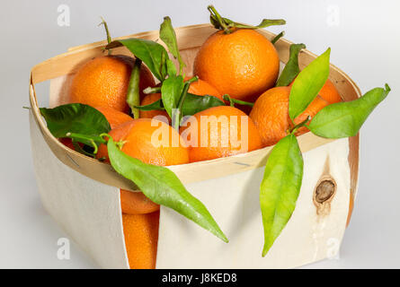 Quelques oranges dans une boîte en bois en gris retour Banque D'Images