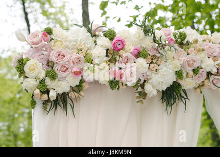 Mariage magnifique arcade. Arch décoré de tissu beige et de fleurs Banque D'Images