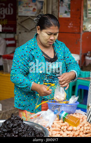 Close-up of a woman selling vegetables au Zegyo (également connu sous le nom de Zay Cho) Marché à Mandalay, Myanmar (Birmanie). Banque D'Images