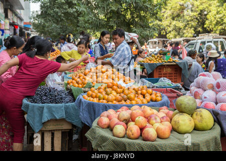 Les gens d'acheter différents types de fruits à l'Zegyo (également connu sous le nom de Zay Cho) Marché à Mandalay, Myanmar (Birmanie). Banque D'Images