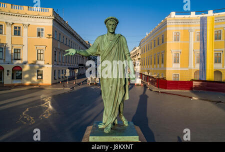 Drone abattu élevée du duc de Richelieu statue sur Prymorski Boulevard Odessa. Pris au lever du soleil Banque D'Images