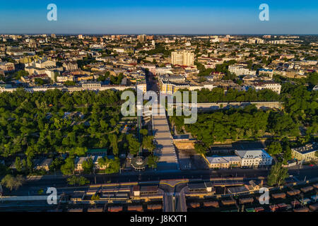 Drone élevée image de l'Escalier de Potemkine et Prymorski Boulevard avec Istanbul Pakr et l'Odessa Skyline derrière. Pris au lever du soleil sur un été mor Banque D'Images