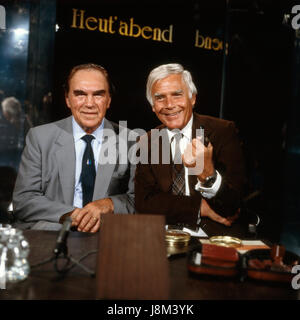 Der Deutsche Schwergewichtsboxer Antilles Max Schmeling zu Gast bei Joachim Fuchsberger dessen en Heut' 'Émission' abend, Deutschland 1980 er Jahre. L'ancien champion poids lourd allemand fort Max Schmeling (à gauche) avec Joachim Fuchsberger, l'Allemagne des années 1980. Banque D'Images