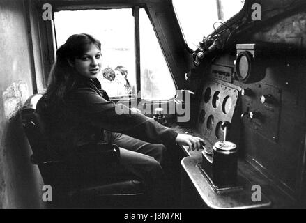 Rachel Sweet, la chanteuse pop américaine, dans la cabine d'une locomotive diesel à Édimbourg en Écosse le 27 octobre 1978. Elle a été de l'être raide d' exécuter par son label Stiff Records. Banque D'Images