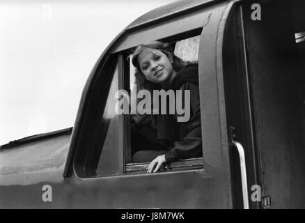 Rachel Sweet, la chanteuse pop américaine, dans la cabine d'une locomotive diesel à Édimbourg en Écosse le 27 octobre 1978. Elle a été de l'être raide d' exécuter par son label Stiff Records. Banque D'Images