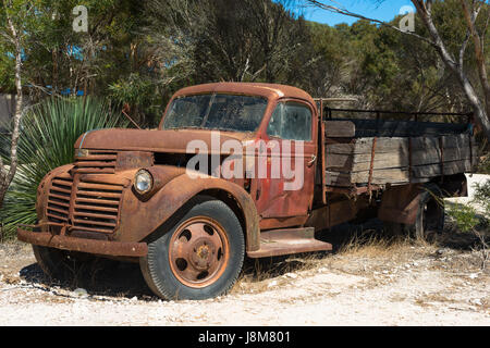 Vieux camion rouillé dans l'arrière-pays australien. Territoire du Nord. Banque D'Images