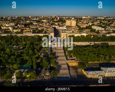 Drone élevée image de l'escalier de Potemkine et prymorski boulevard avec istanbul pakr et l'Odessa skyline derrière. prises au lever du soleil sur un été mor Banque D'Images