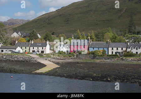 La Scottish North West Coast Sea front village de Dornie, avec des chalets. Banque D'Images